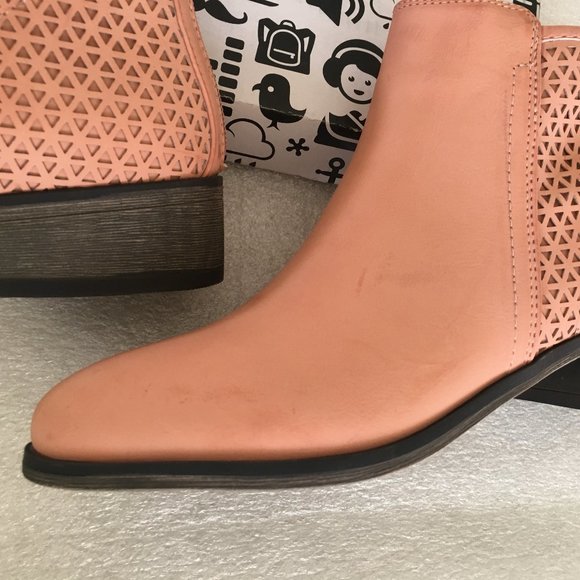 NWOT Beautiful Spring Short Boots - Picture 6 of 8
